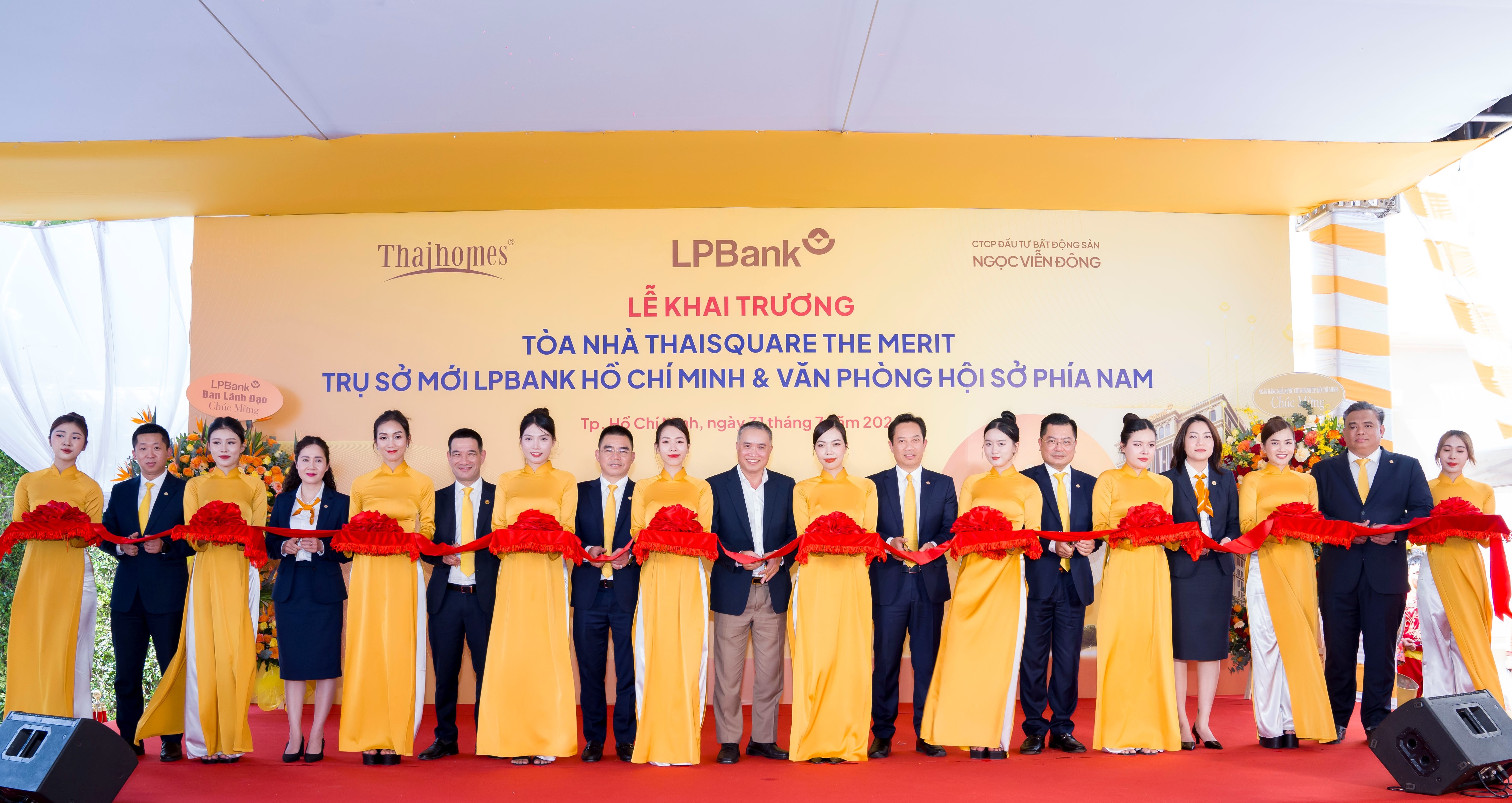 Đại diện Thaihomes, Ngân hàng Nhà nước chi nhánh Thành phố Hồ Chí Minh, lãnh đạo LPBank cắt băng khánh thành tại sự kiện khai trương