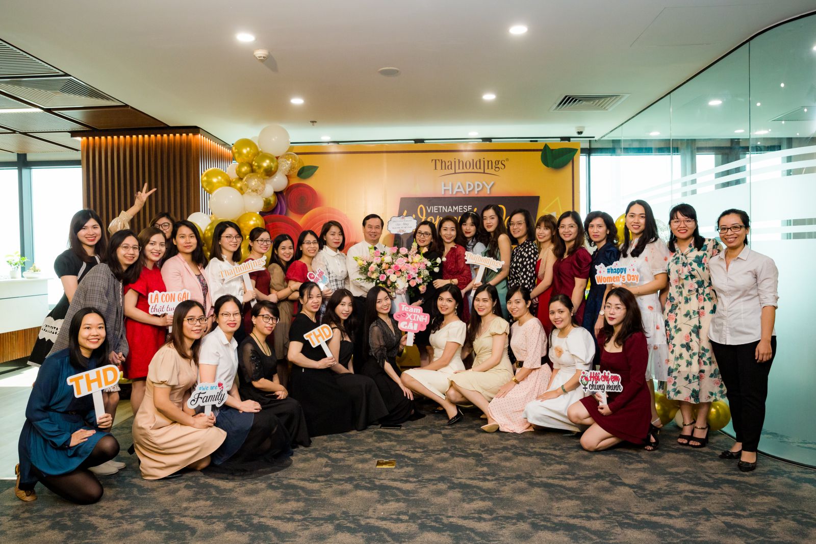 Gửi yêu thương tới những bóng hồng của Thaiholdings