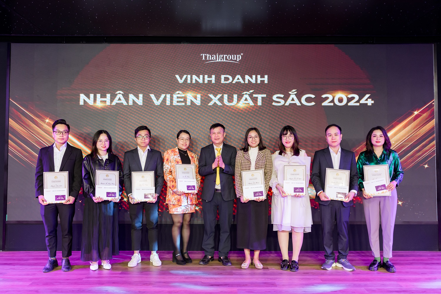 Ông Ngô Quyết Tiến – Kế toán trưởng trao bằng khen vinh danh nhân viên xuất sắc